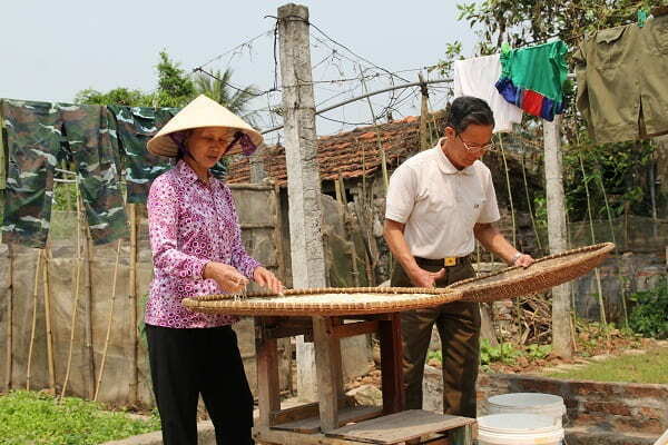 Ông bà thoải mái với công việc ruộng vườn mà không lo đau khớp