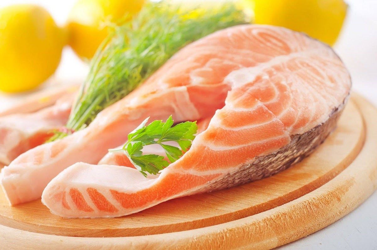 Cá béo giàu omega 3 có tác dụng chống viêm rất tốt cho người bị bệnh xương khớp