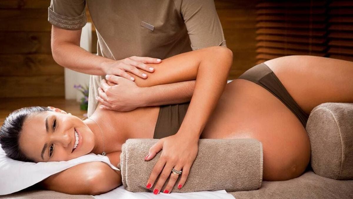 Massage vùng vai gáy cho bà bầu